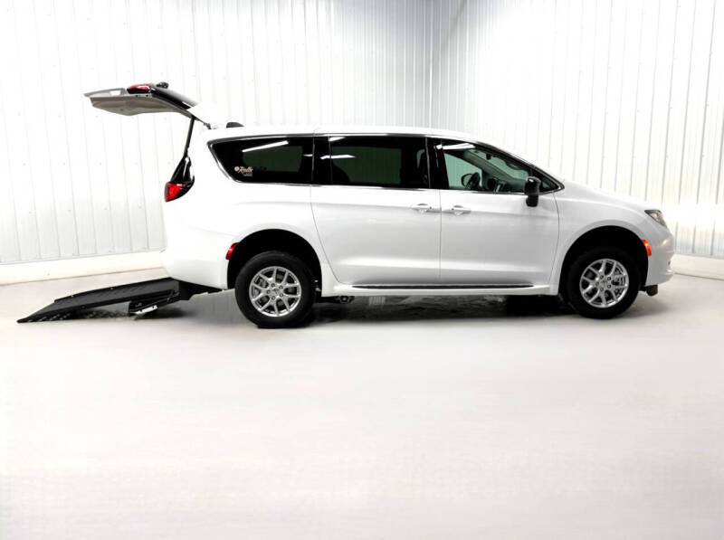 2024 Chrysler Voyager LX