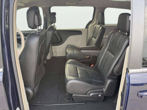 2016 Chrysler Town and Country Touring