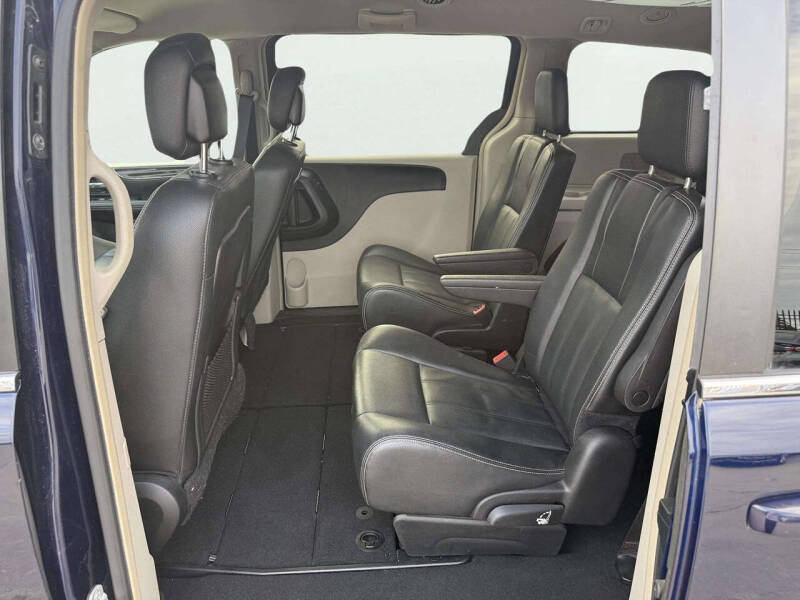 2016 Chrysler Town and Country Touring