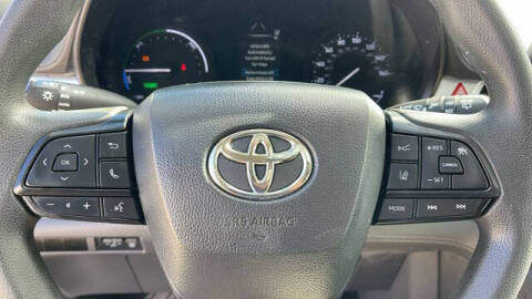 2022 Toyota Sienna LE 8-Passenger