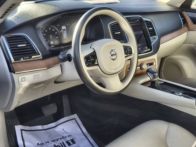 2022 Volvo XC90 T6 Momentum 6-Passenger
