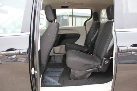2022 Chrysler Voyager LX