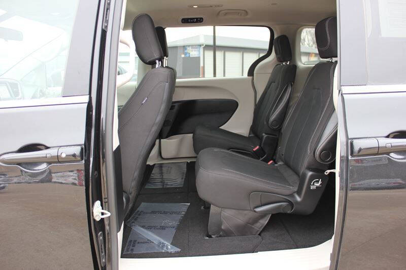 2022 Chrysler Voyager LX