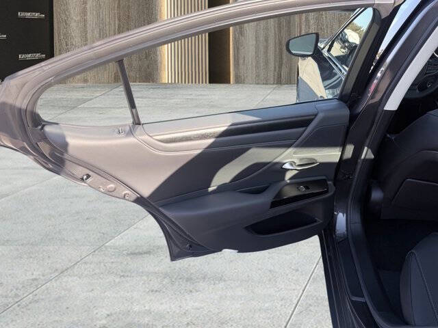 2025 Lexus ES 300h F SPORT Design