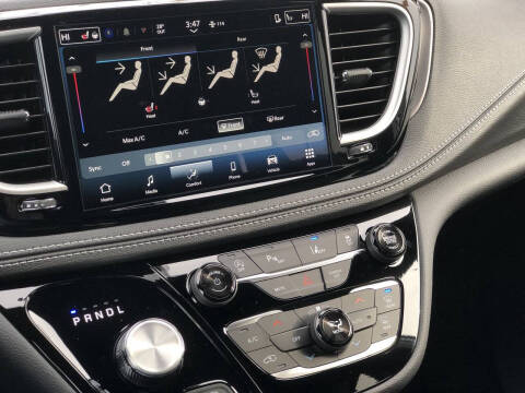 2026 Chrysler Pacifica Select