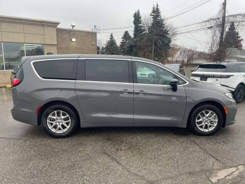 2025 Chrysler Pacifica Select