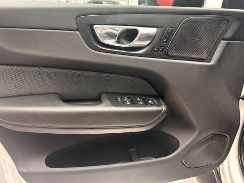 2022 Volvo XC60 B6 R-Design