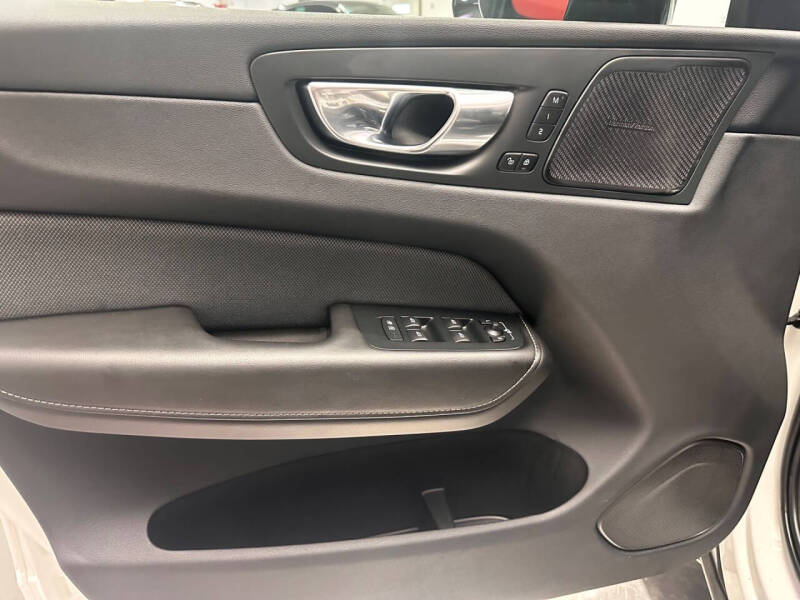 2022 Volvo XC60 B6 R-Design