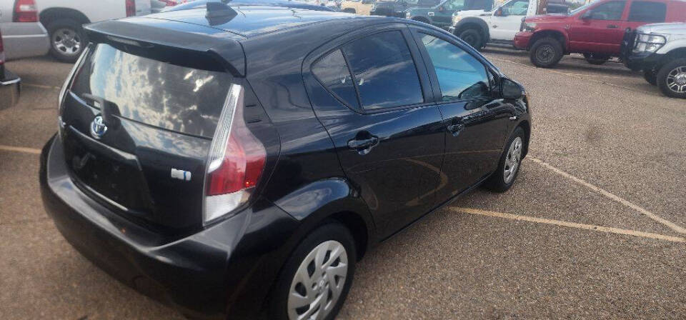 2016 Toyota Prius c Two's photo