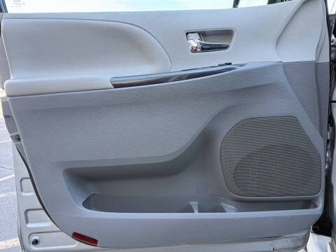 2013 Toyota Sienna SE 8-Passenger