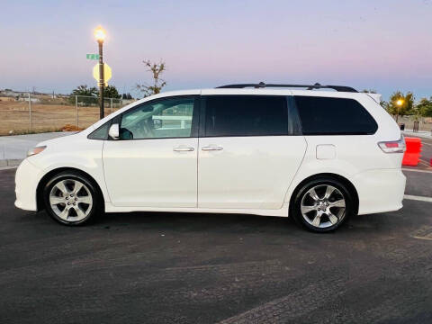 2014 Toyota Sienna SE 8-Passenger