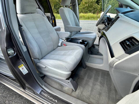 2013 Toyota Sienna LE 8-Passenger