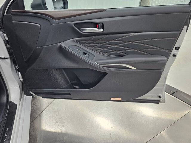 2022 Toyota Avalon Hybrid Limited