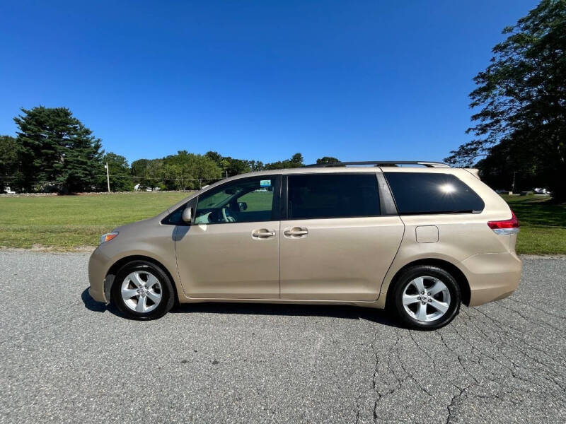 2011 Toyota Sienna LE 7-Passenger Auto Access Seat