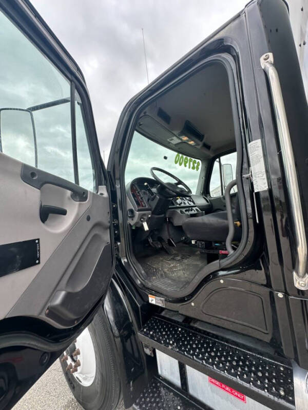 2017 Freightliner M2 106