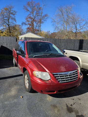 2006 Chrysler Town and Country for sale at CLEAN CUT AUTOS in New Castle DE