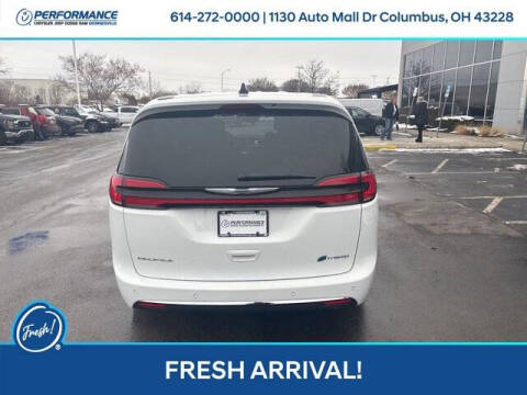 2025 Chrysler Pacifica Plug-In Hybrid Select