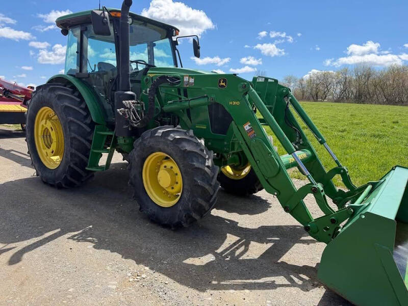 2015 John Deere 6135e