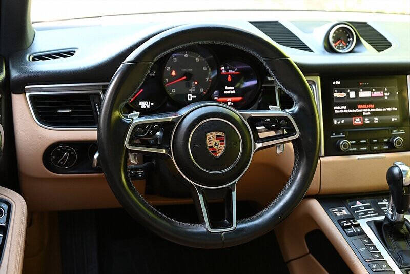 2017 Porsche Macan 36