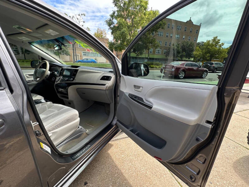 2011 Toyota Sienna LE photo 18