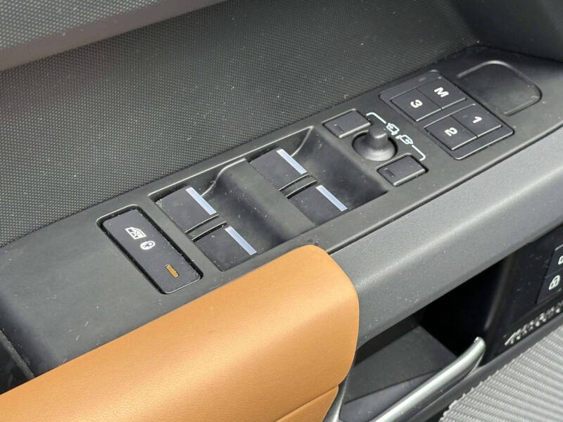 2023 Land Rover Defender 130 X-Dynamic SE