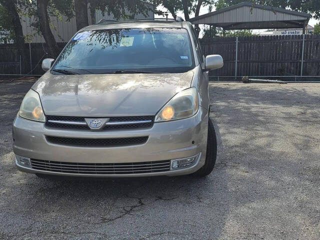 2005 Toyota Sienna for sale at Beto's Cars in Arlington, TX