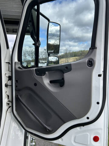 2019 Freightliner Business class M2