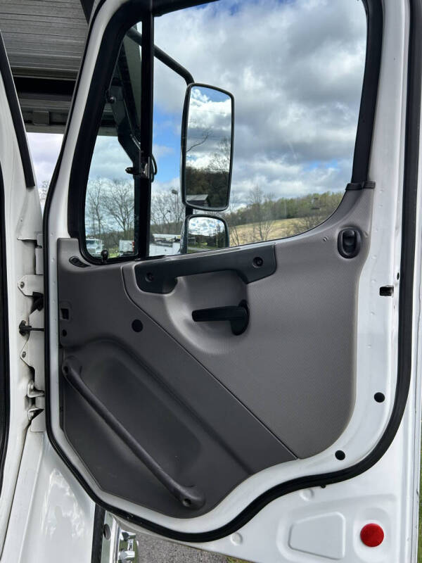 2019 Freightliner Business class M2
