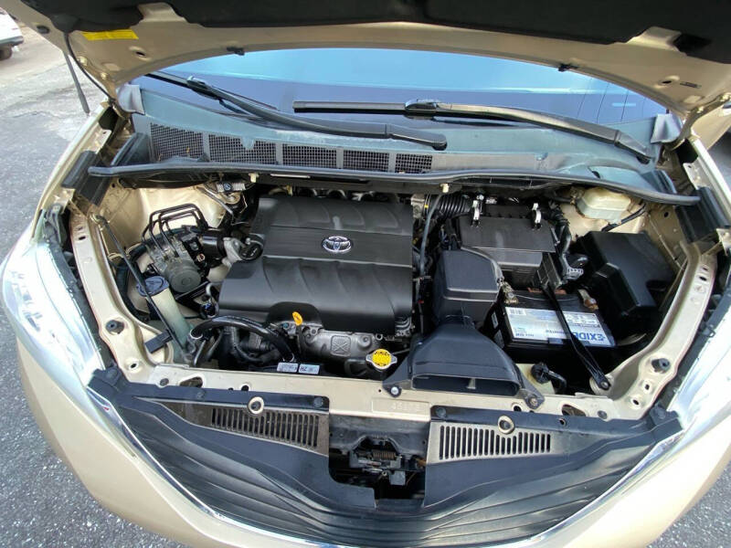 2012 Toyota Sienna LE 8-Passenger