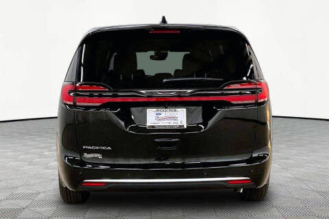2027 Chrysler Pacifica Select