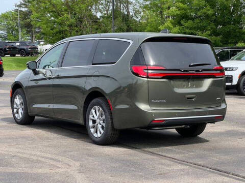 2027 Chrysler Pacifica Select