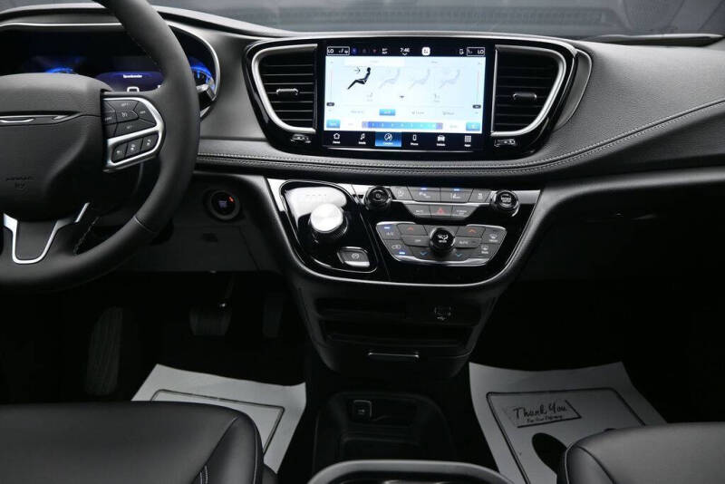 2027 Chrysler Pacifica Select