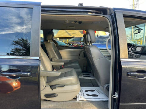 2011 Volkswagen Routan SE