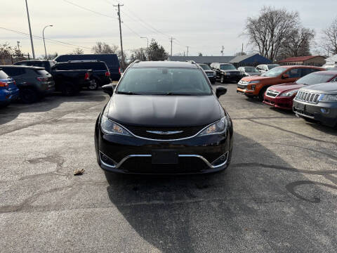 2017 Chrysler Pacifica Touring-L Plus