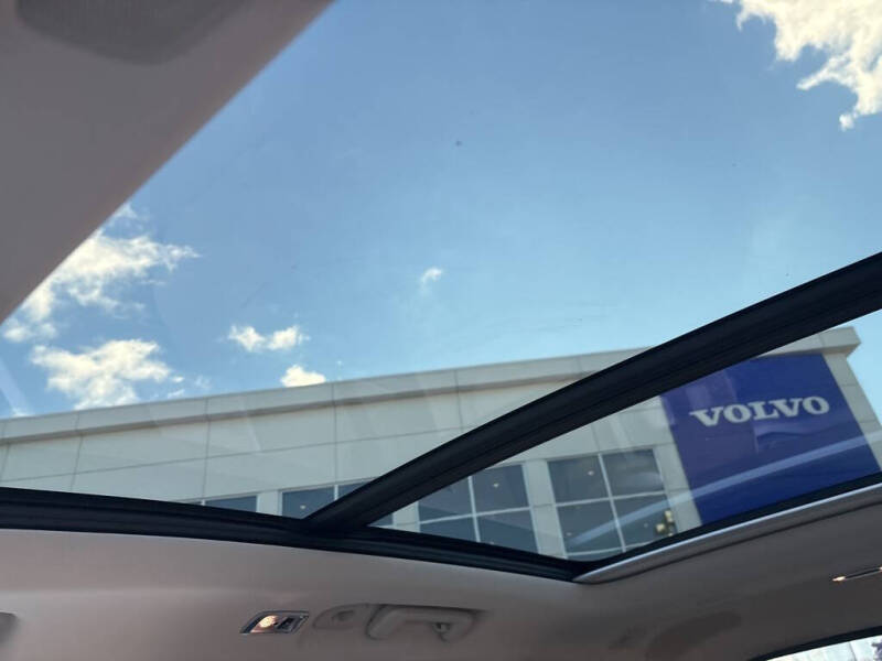 2020 Volvo XC90 T6 Momentum 6-Passenger