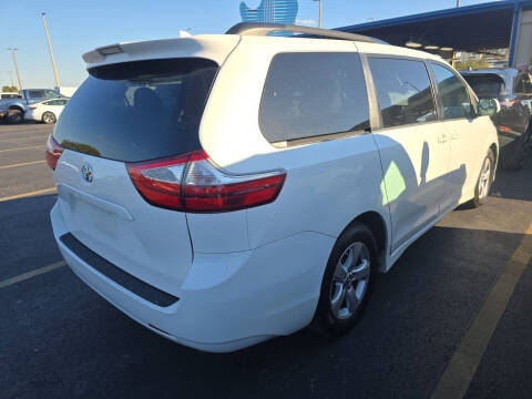 2018 Toyota Sienna LE 8-Passenger