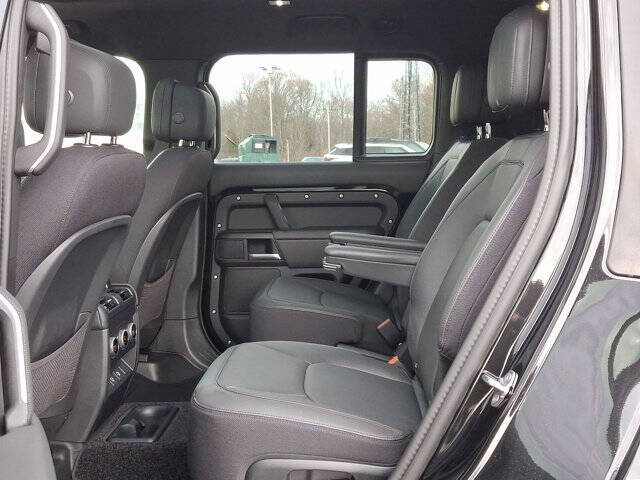 2025 Land Rover Defender 130 V8 P500