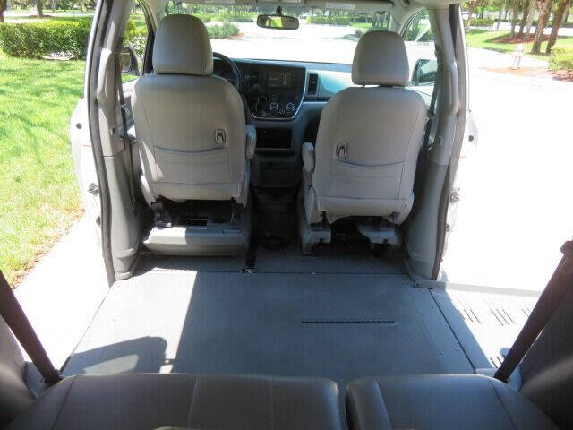 2016 Toyota Sienna LE Mobility 7-Passenger
