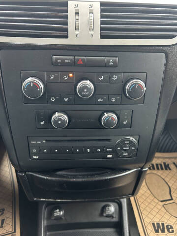 2011 Volkswagen Routan SE