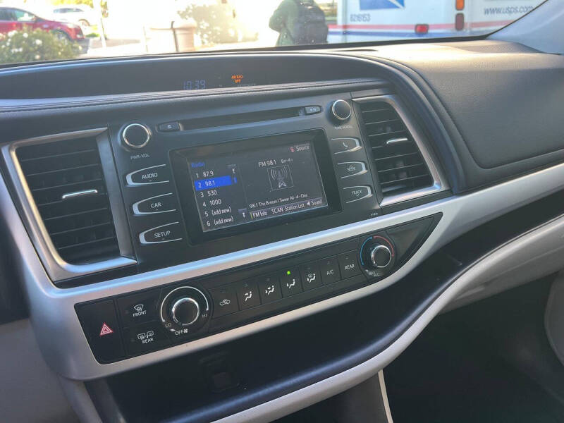 2019 Toyota Highlander LE