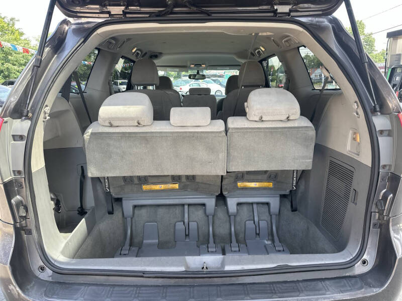 2011 Toyota Sienna LE 8-Passenger