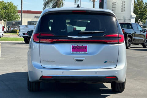 2024 Chrysler Pacifica Plug-In Hybrid Select