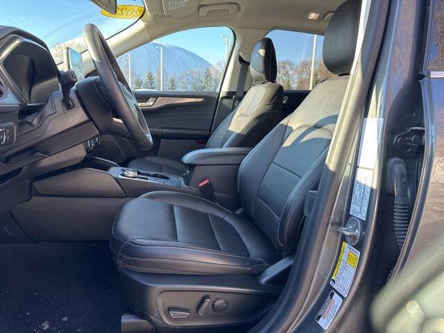 2022 Ford Escape Hybrid Titanium