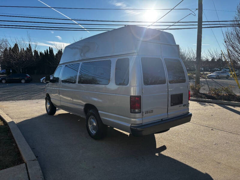 2005 Ford Econoline Wagon XL photo 7