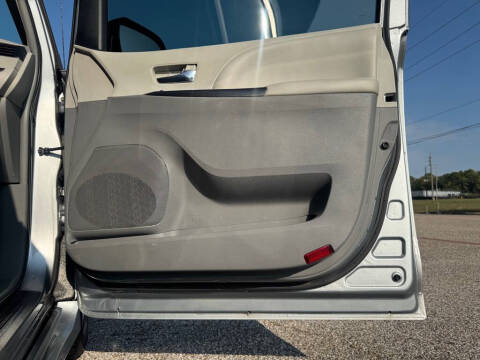 2013 Toyota Sienna SE 8-Passenger