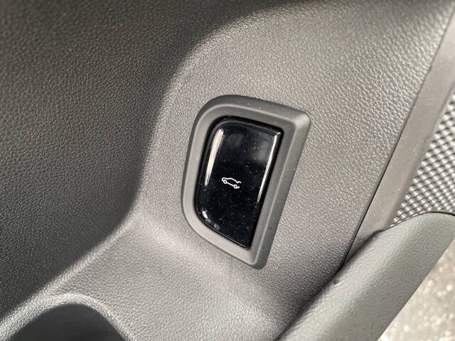 2024 Cadillac LYRIQ Luxury 3