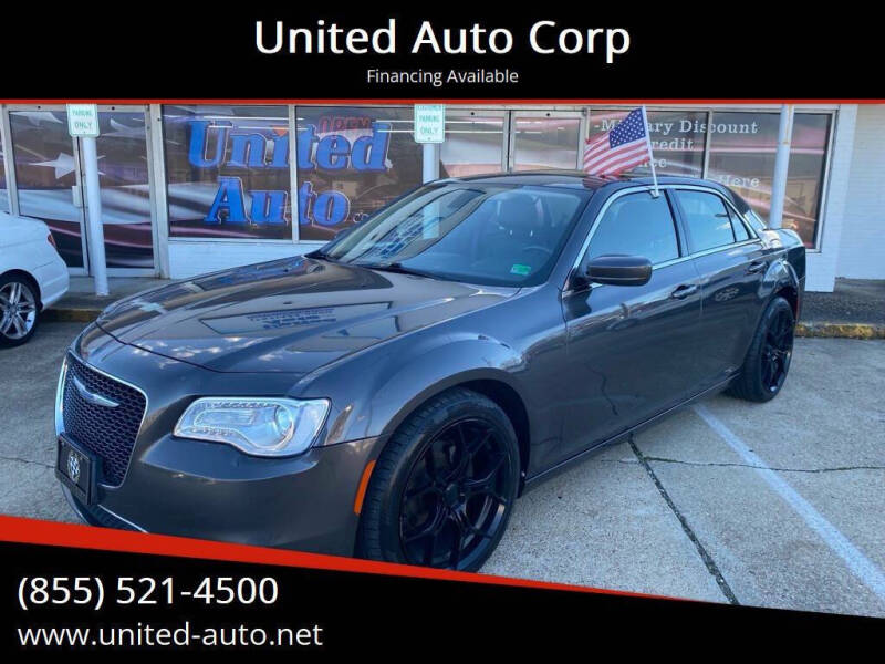 2019 Chrysler 300 Touring's photo