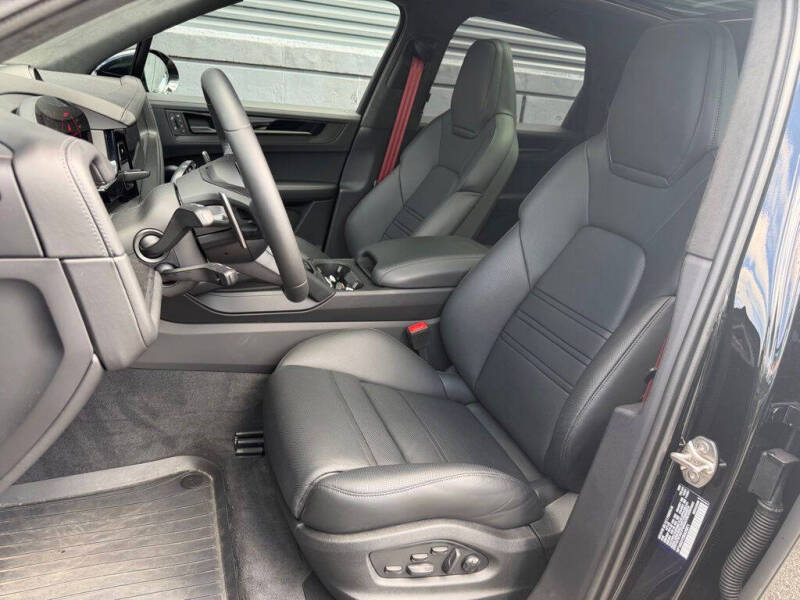 2025 Porsche Cayenne GTS