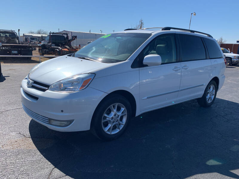 2004 Toyota Sienna for sale at AJOULY AUTO SALES in Moore OK