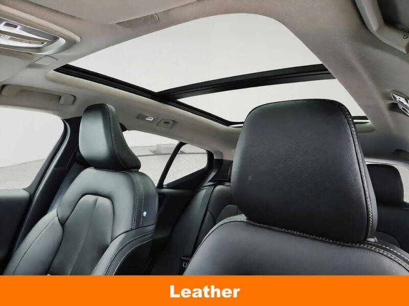 2024 Volvo XC40 B5 Plus Bright Theme